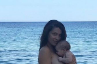 Κλέλια Ρένεση: Ποζάρει με την κόρη της χωρίς ρούχα – «Είμαστε γυναίκες, είμαστε ελεύθερες»