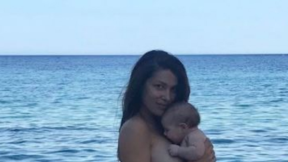 Κλέλια Ρένεση: Ποζάρει με την κόρη της χωρίς ρούχα – «Είμαστε γυναίκες, είμαστε ελεύθερες»