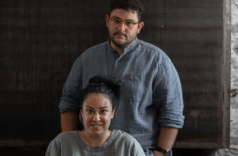 Δύο νέοι από τη Λέσβο φτιάχνουν έπιπλα από κουκούτσι ελιάς